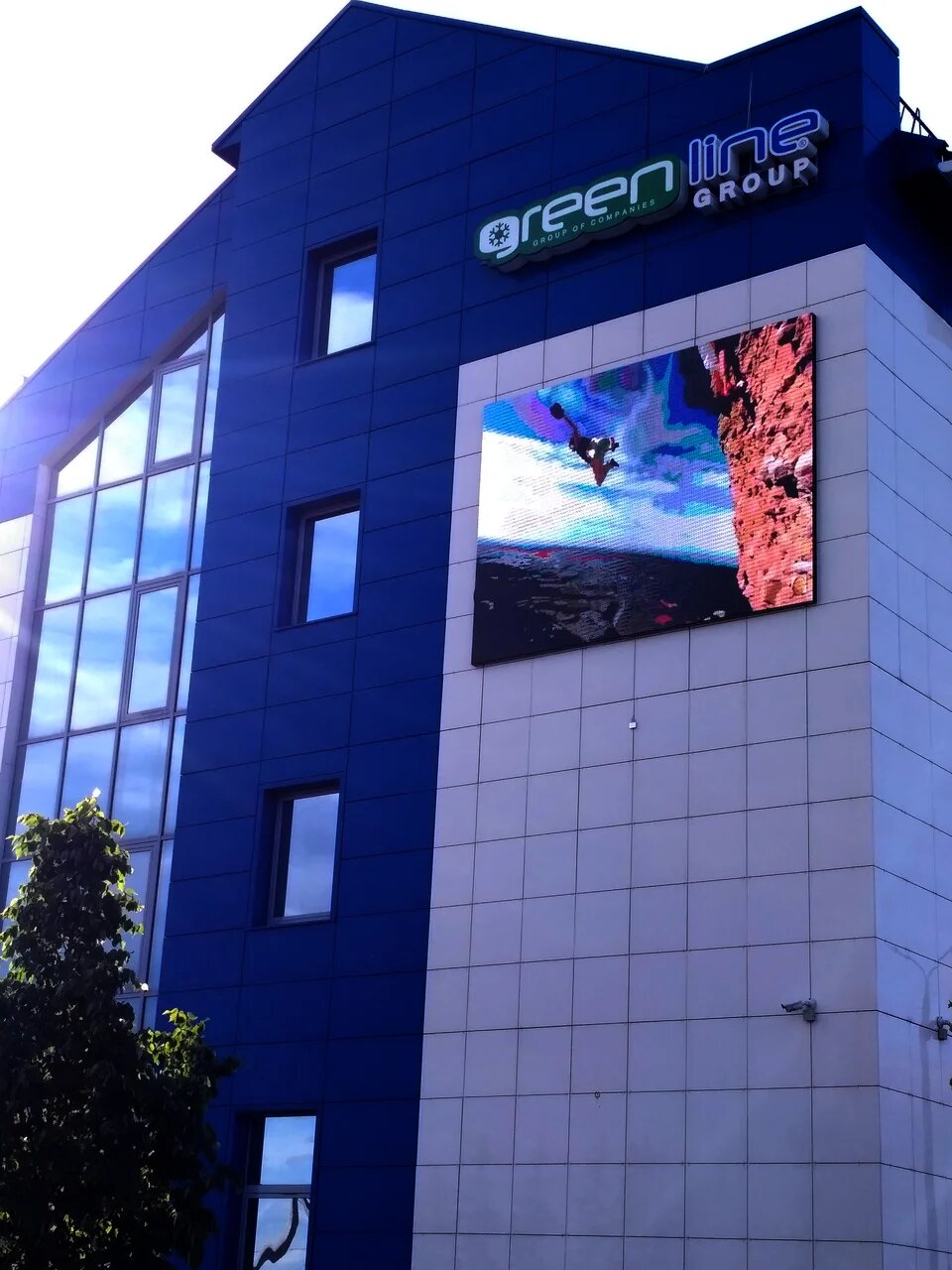 Фасадный LED-экран Greenline у трассы М1 рядом со Смоленском